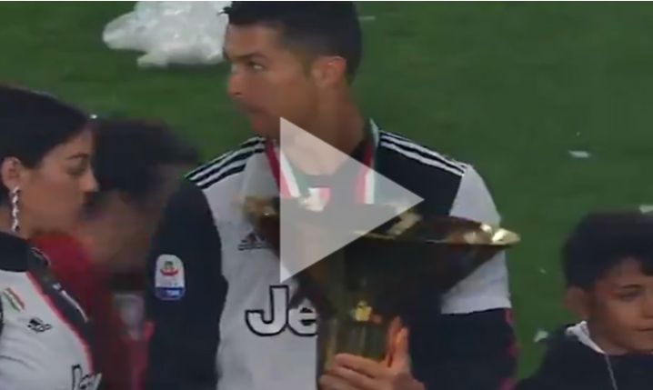 Syn Cristiano Ronaldo zapamięta to trofeum... :D [VIDEO]